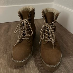 Women’s boots size 7 new
